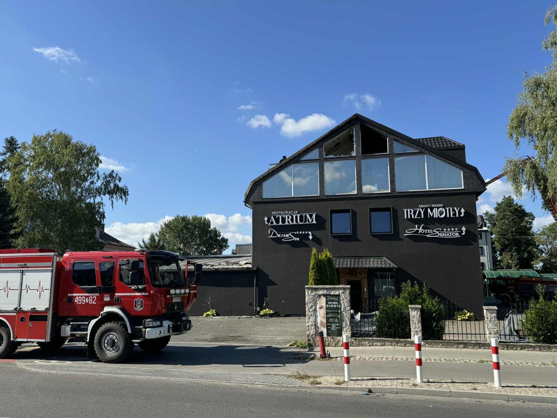 Hotel Senator w Starachowicach po pożarze, do którego doszło w sobotę, 16 sierpnia. W niedzielę trwała rozbiórka dachu. 