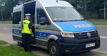 Pijany kierowca potrącił matkę z dzieckiem na pasach. Oto, co znaleźli w jego aucie