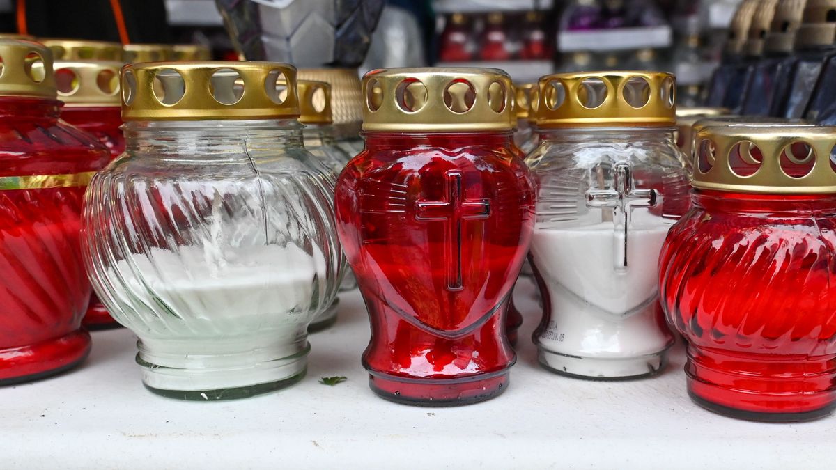 Szczecin, 29.10.2023. Sprzedaż zniczy przy Cmentarzu Centralnym w Szczecinie, 29 bm. Trwają przygotowania do dnia Wszystkich Świętych, który w kościele katolickim odbywa się 1 listopada. (aldg) PAP/Marcin Bielecki