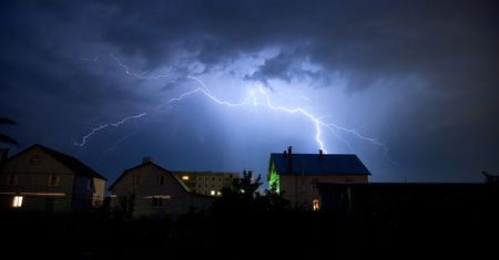 Jak zabezpieczyć drogi sprzęt przed skokami napięcia, a nawet… burzą z piorunami?