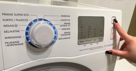 Wrzucam do bębna razem z ciuchami. Uaktywnia ukrytą funkcję pralki