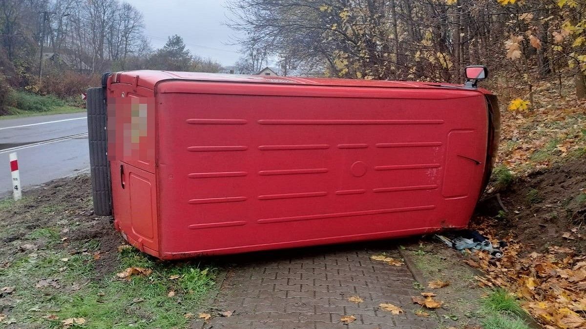 Czerwone auto typu BUS