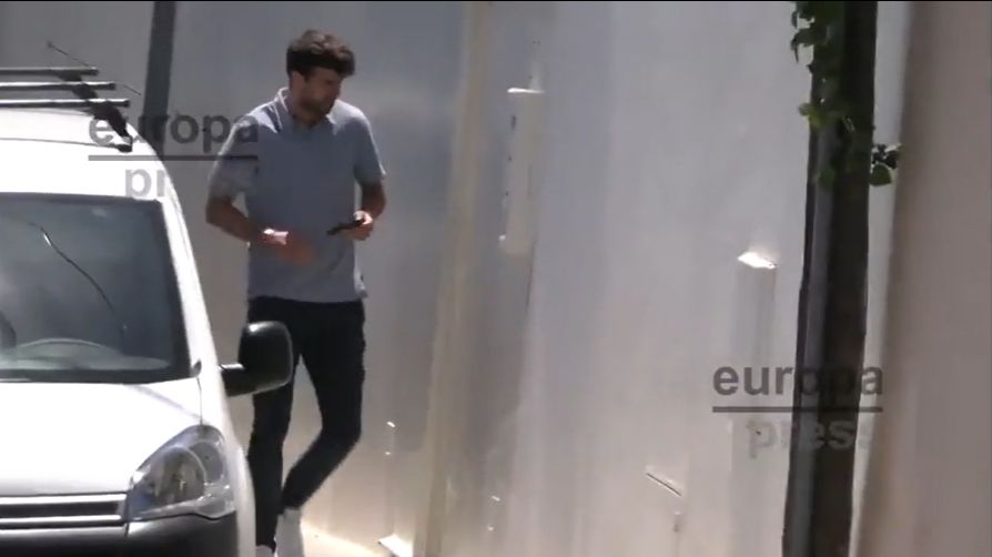Gerard Pique pod domem Shakiry 