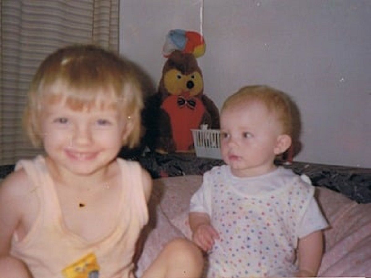 Po lewej Izabela w dzieciństwie, po prawej jej brat, Michał. 