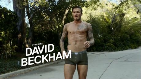 MOKRY BECKHAM biega w majtkach!