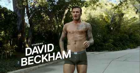 MOKRY BECKHAM biega w majtkach!