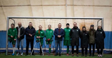 Rządowi goście trenowali z piłkarzami. AMP Futbol Warty Poznań pokazał, czym naprawdę jest sport