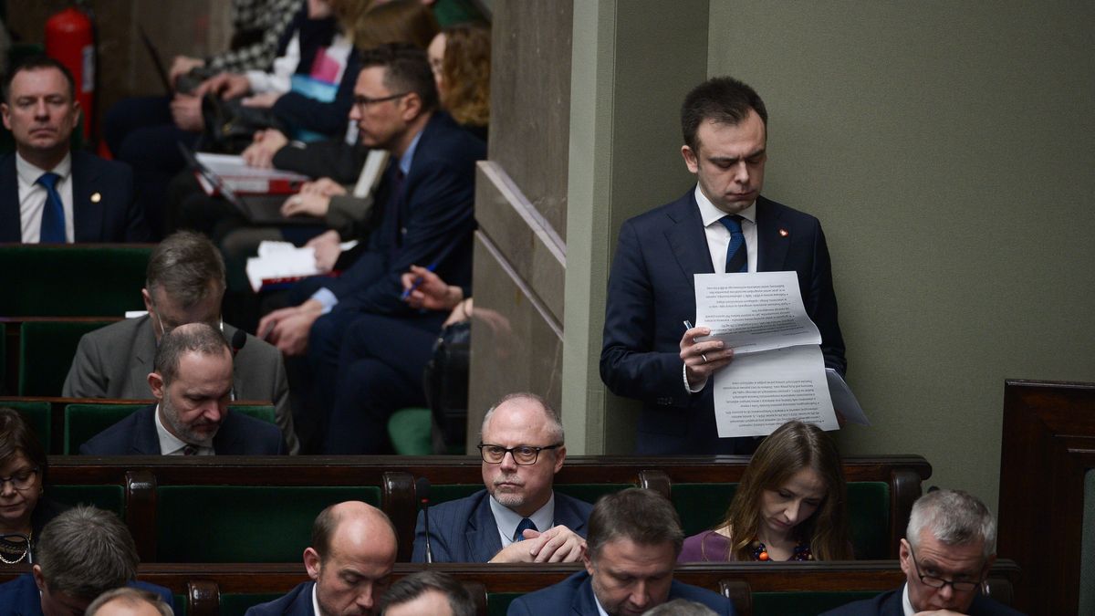 Warszawa, 18.01.2024. Minister finansów Andrzej Domański (P-góra) na sali obrad Sejmu w Warszawie, 18 bm. Sejm uchwalił budżet państwa na 2024 r. (jm) PAP/Marcin Obara