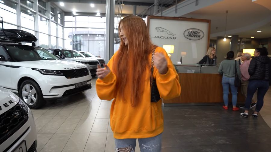 Maski w salonie Land Rovera? Co tam... xD