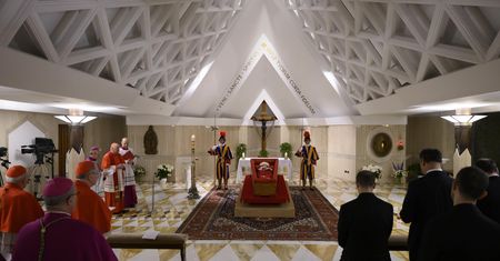 Pokazano ciało Franciszka. Zdjęcia po złożeniu w trumnie