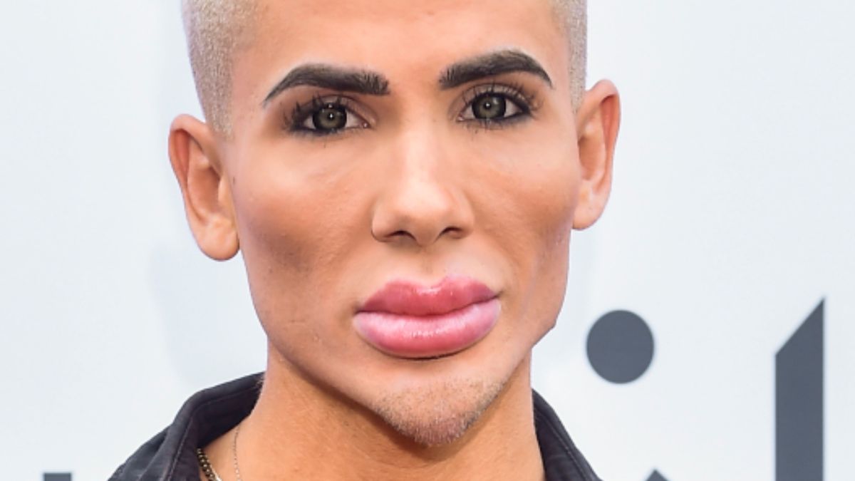 Michał Przybyłowicz, polski "żywy Ken" po operacji powiększenia klatki piersiowej pojawił się na imprezie 