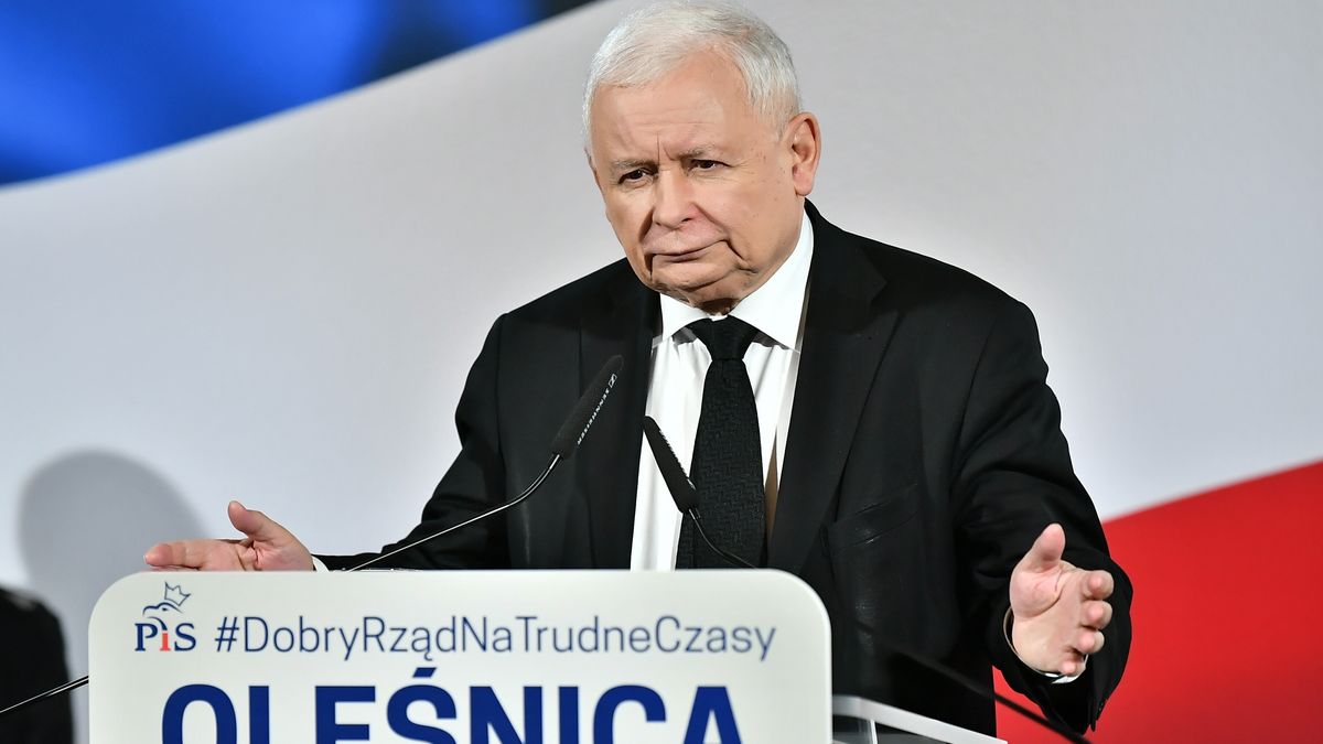 Oleśnica, 24.09.2022. Prezes PiS Jarosław Kaczyński podczas spotkania z mieszkańcami Oleśnicy, w ramach objazdu po kraju i spotkań z wyborcami, 24 bm. (mr) PAP/Maciej Kulczyński