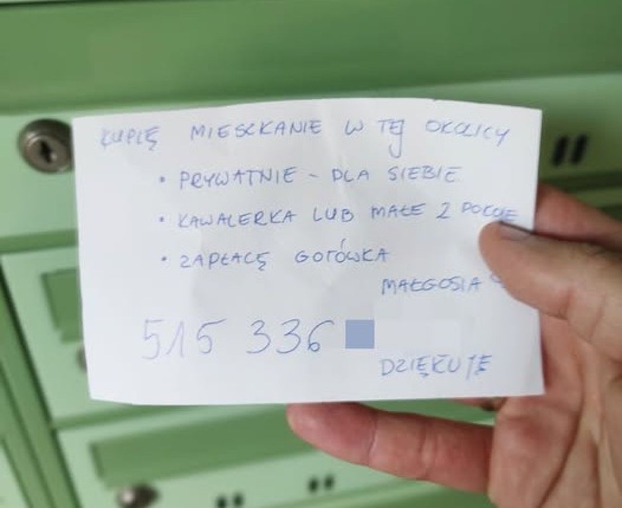 "Kupię mieszkanie za gotówkę". Kto stoi za takimi karteczkami?