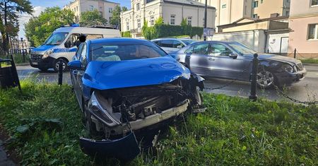 Myślał, że kierowca hyundaia go przepuszcza. Trzy osoby trafiły do szpitala [ZDJĘCIA]