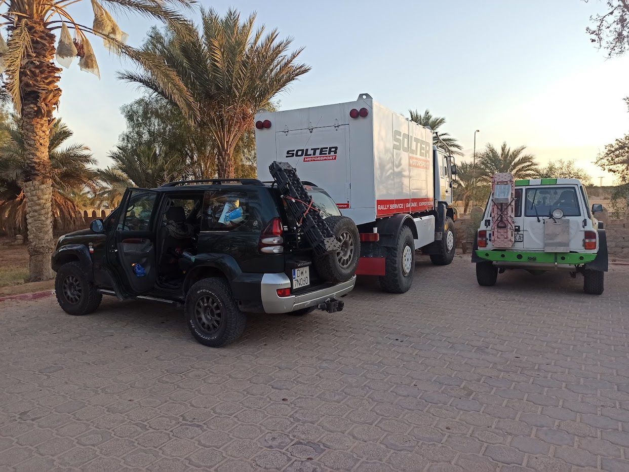 Kiedy ekipa "Soltera” jedzie eksplorować głęboko pustynię, to nie berze jeńców. Zabiera ze sobą ciężarówkę serwisową z Dakaru – ten pojazd obsługiwał kiedyś ekipę fabryczną Volkswagena 
