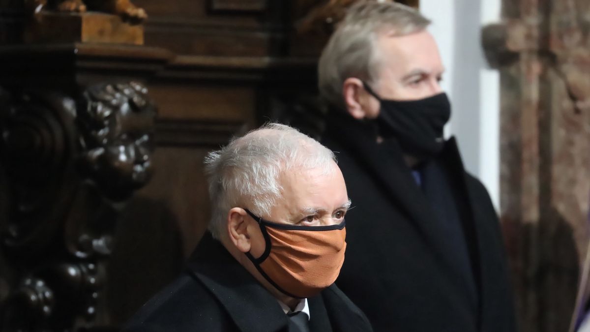 Prezes PiS Jarosław Kaczyński modlił się w czwartek w intencji ofiar katastrofy smoleńskiej