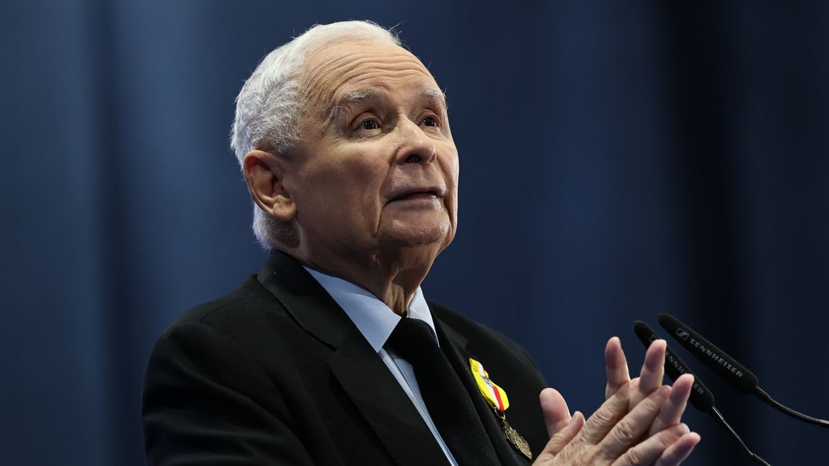 Elbląg, 15.11.2025. Prezes Prawa i Sprawiedliwości Jarosław Kaczyński podczas spotkania z mieszkańcami w Centrum Spotkań Europejskich ?Światowid? w Elblągu, 15 bm. Spotkanie odbywa się w ramach trasy ph. ?Czas Polski, program Polaków?. (mr) PAP/Adam Warżawa