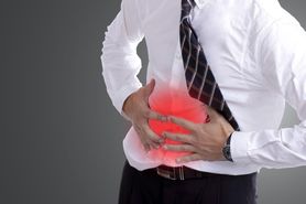 Ból brzucha po prawej stronie – możliwe przyczyny 