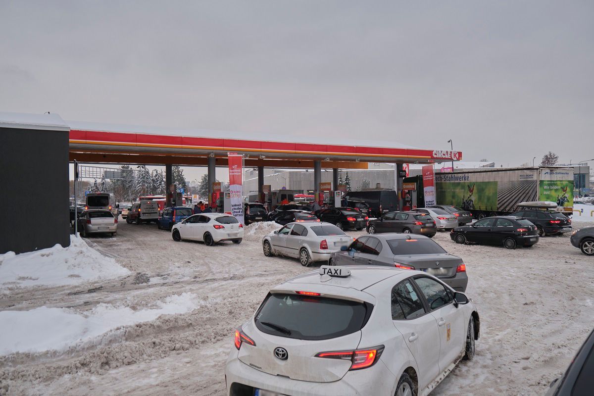 Kolejka aut po paliwo w promocji na stacji Circle K przy al. Tysiąclecia w Lublinie
