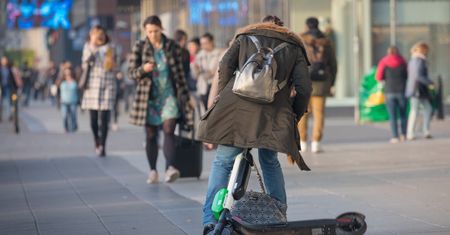Hulajnoga jak pieszy. Wypadek na chodniku i jazda po alkoholu to nie problem