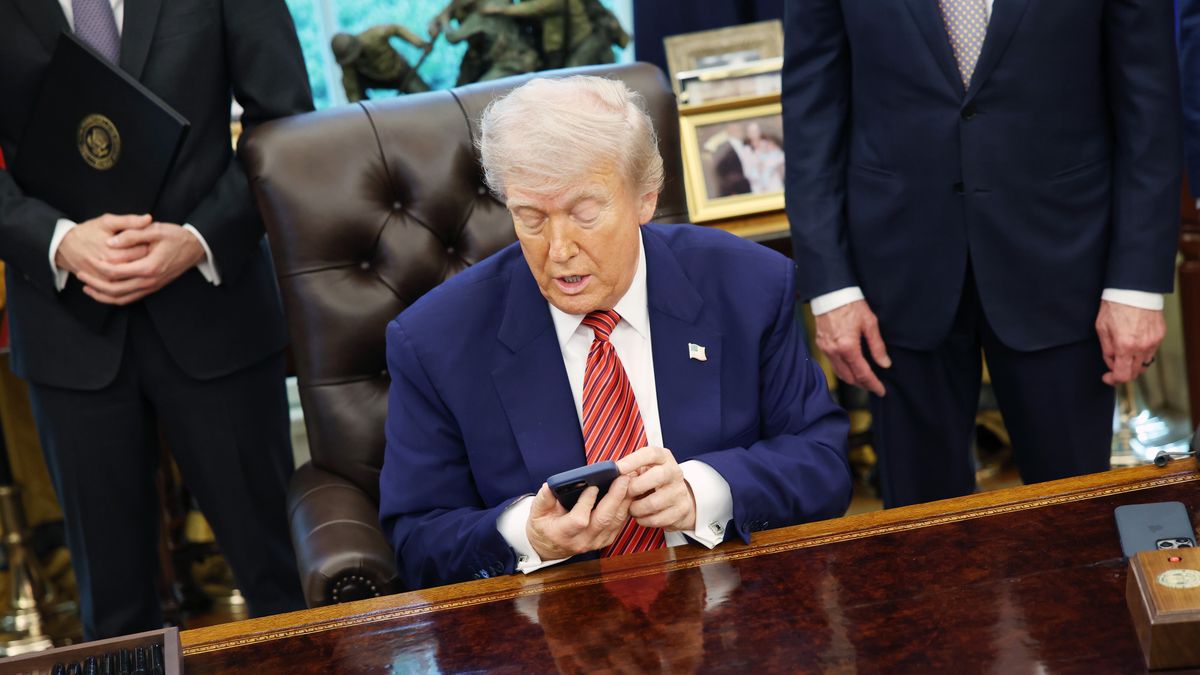 President Trump signs executive orders at the White House
epa12129343 President Donald Trump checks his phone as he signs executive orders on nuclear energy in the Oval Office of the White House in Washington, D.C., USA, 23 May 2025. Trump signed a total of five executive orders aimed at easing restrictions and expanding the nuclear energy industry.  EPA/SAMUEL CORUM / POOL 
Dostawca: PAP/EPA.
SAMUEL CORUM / POOL
government, executive order, oval office, trump