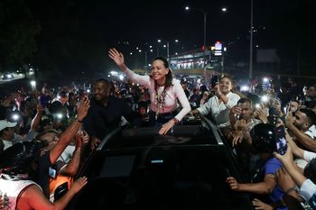 Maria Corina Machado pojawiła się w kościele. Potem ruszyły za nią tłumy