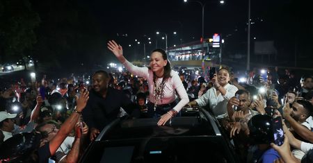 Maria Corina Machado pojawiła się w kościele. Potem ruszyły za nią tłumy