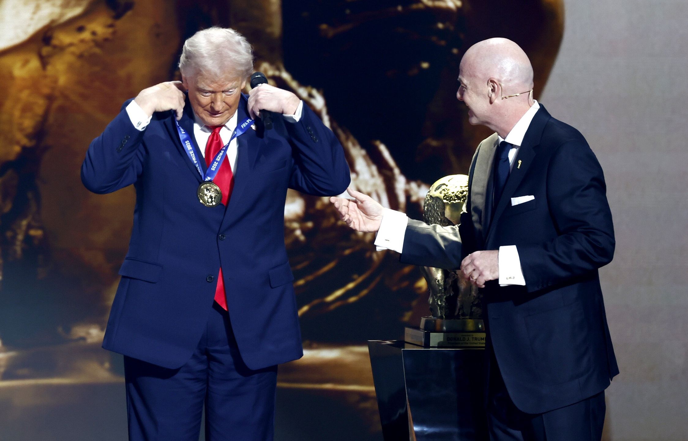 US President Donald Trump (L) receives the FIFA Peace Prize from FIFA President Giovanni Infantino during the FIFA World Cup 2026 Final Draw at the Kennedy Center in Washington DC, USA, 05 December 2025. EPA/WILL OLIVER Dostawca: PAP/EPA.