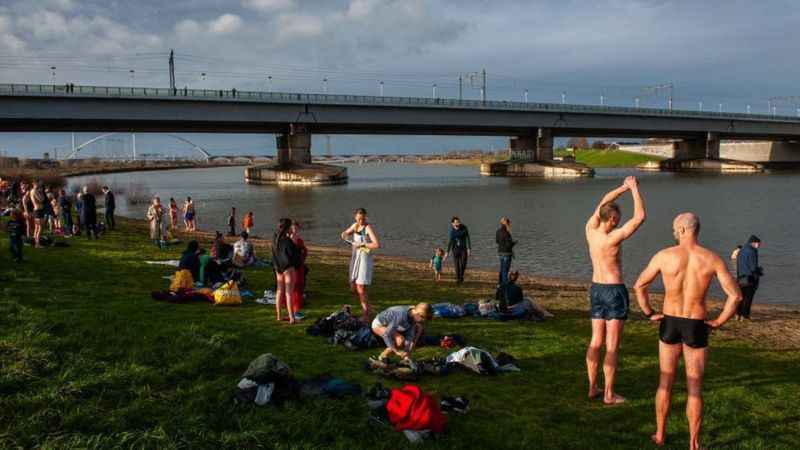 Люди на пляжі в Нідерландах 1 січня