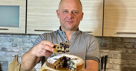 Błyskawiczne ciasto z mrożonymi owocami. Mieszasz 5 minut, resztę zrobi piekarnik