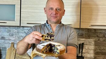 Błyskawiczne ciasto z mrożonymi owocami. Mieszasz 5 minut, resztę zrobi piekarnik