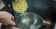 Jak odcedzić makaron w prosty sposób? Gwiazda TikToka zdradza swój kuchenny patent