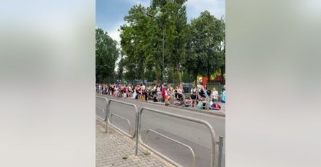 Gigantyczna kolejka. Stali już przed 10.00. Wideo ma 190 tys. odsłon