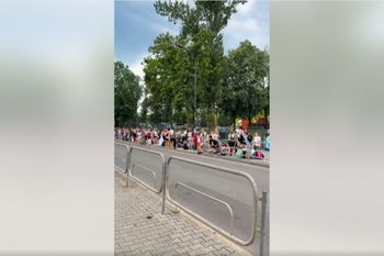Gigantyczna kolejka. Stali już przed 10.00. Wideo ma 190 tys. odsłon