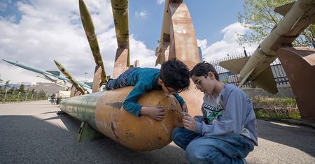 Iran rekrutuje 12-latków. Widziano dzieci z karabinami szturmowymi