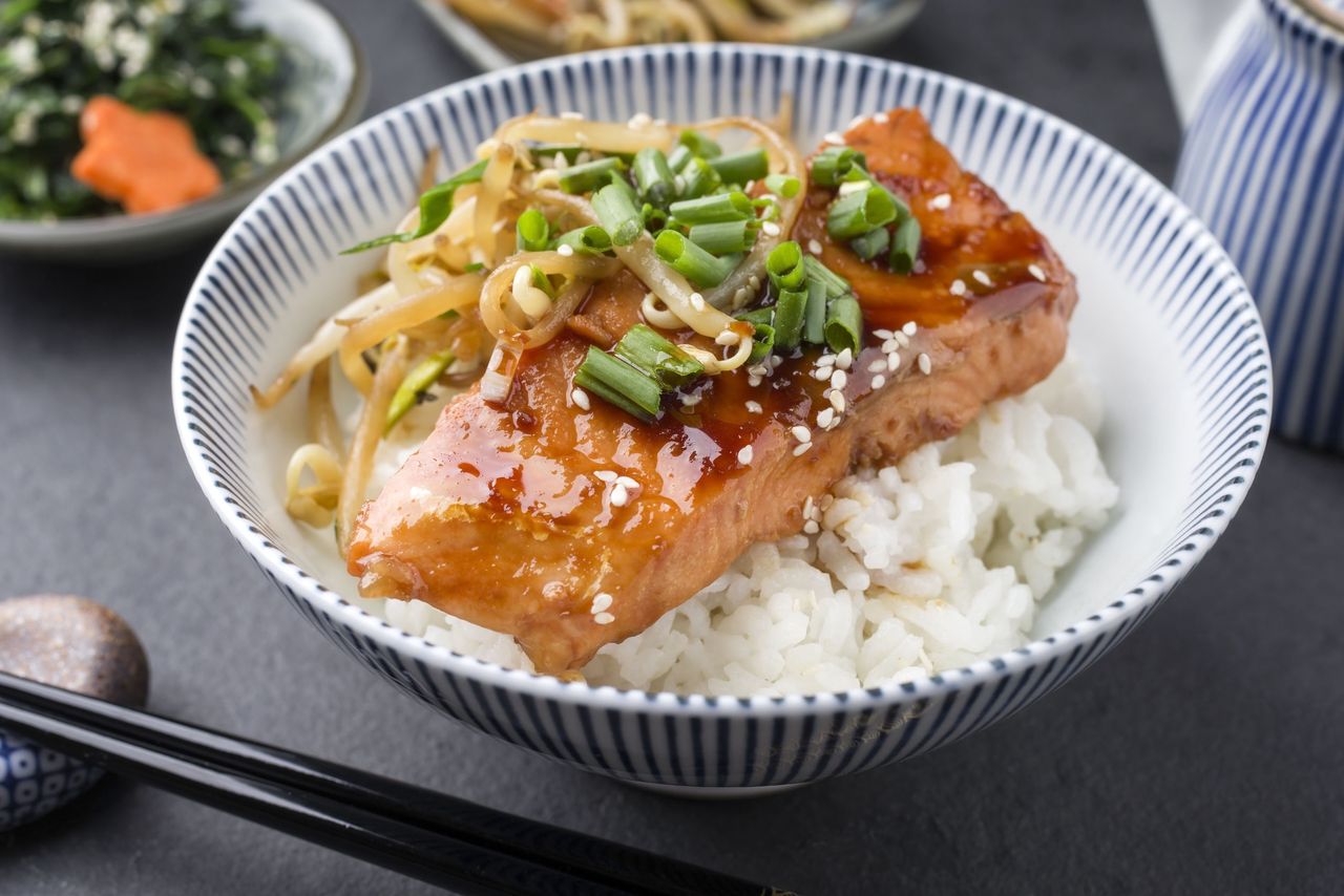 Łosoś w sosie teriyaki. Przepis na pyszną i soczystą rybę