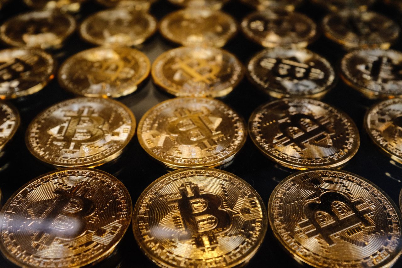 Bitcoin dalej poniżej 22 tys. dolarów. Eksperci polecają Altcoiny
