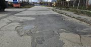 Ulica Cicha w Gorzowie. Dziurawa nawierzchnia i zalane posesje