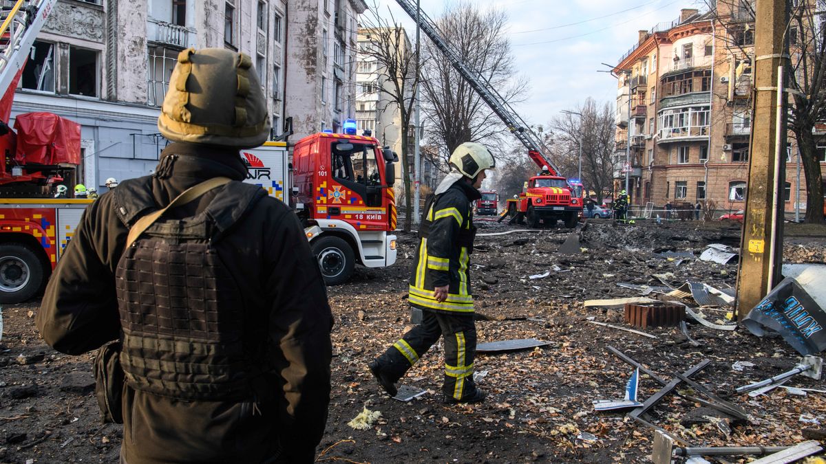 Kijów, Ukraina, 21.03.2024. Ratownicy usuwaja skutki po zestrzelonym rosyjskim pocisku rakietowym w jednej z centralnych dzielnic Kijowa, 21 bm. Rosja przeprowadziła zmasowany atak rakietowy na Kijów. Ukraińskie systemy obrony powietrznej zestrzeliły wszystkie 31 rakiet. Trwa inwazja Rosji na Ukrainę. (sko) PAP/Vladyslav Musiienko