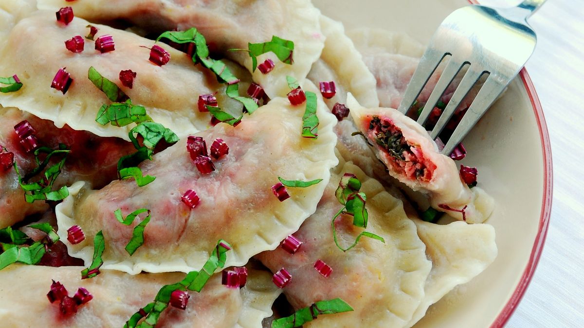 Pierogi z botwinką i twarogiem to pomysł na letni obiad