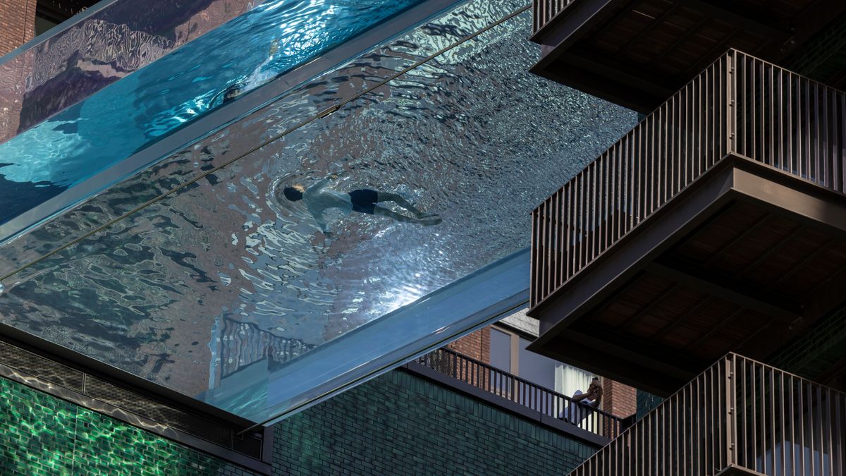 Zdjęcie dnia: podniebny, przezroczysty basen między budynkami w Londynie 1