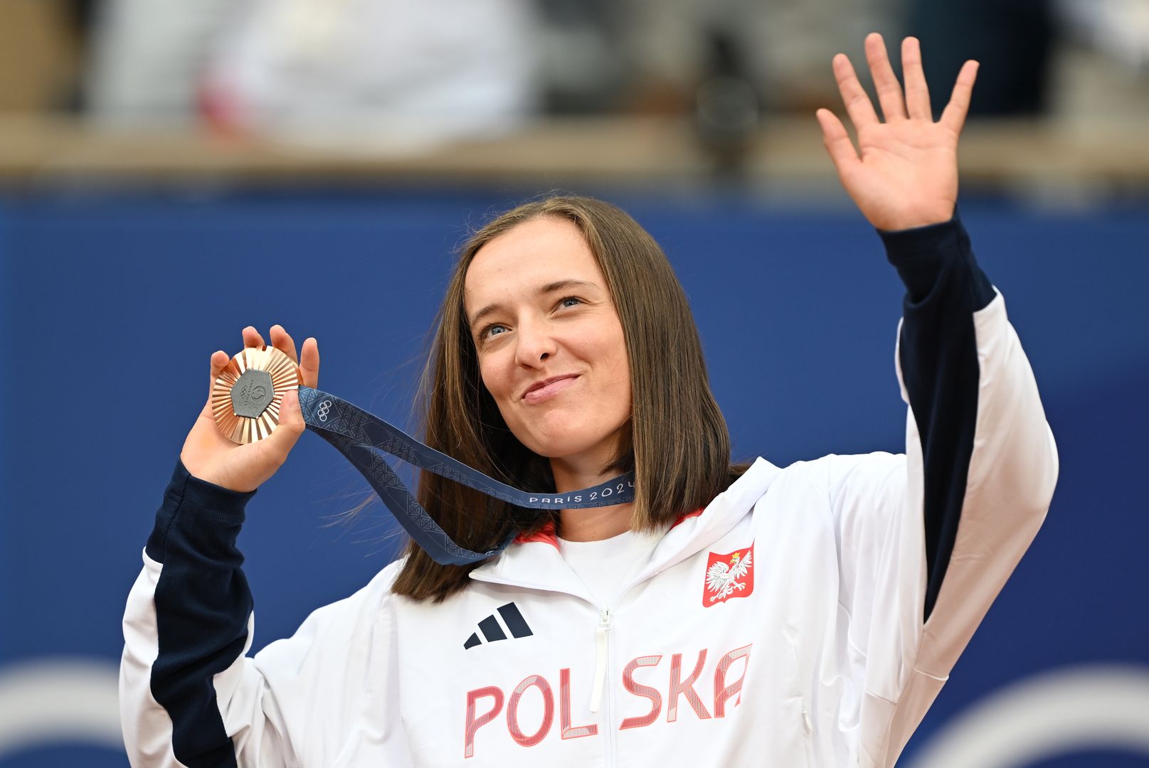 Iga Świątek stanęła na podium. Z dumą unosiła medal