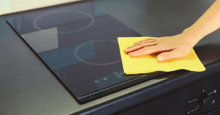 Płyta indukcyjna będzie jak nowa. Tak usuniesz rysy