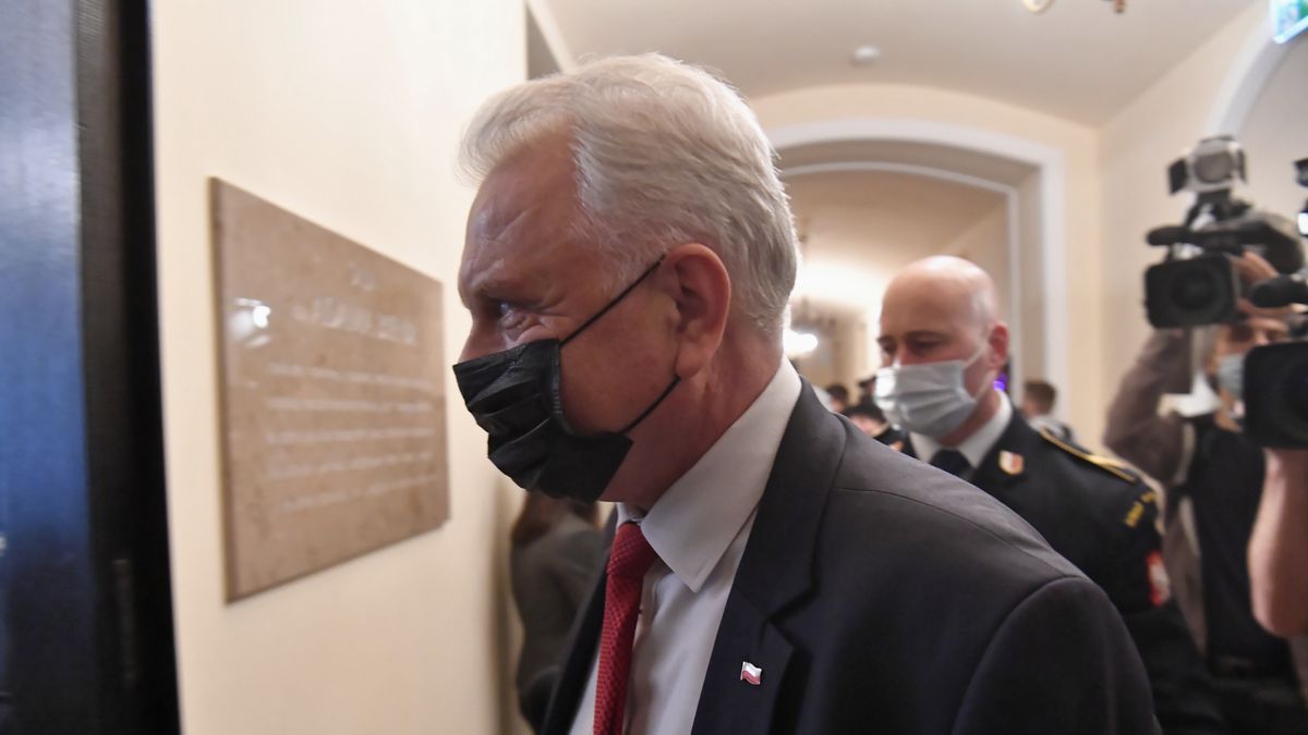 Na zdjęciu Waldemar Kraska w Sejmie tuż przed spotkaniem z posłami