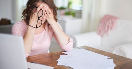 Objawy demencji, które pojawiają się po czterdziestce. Sprawdź, na co zwracać uwagę