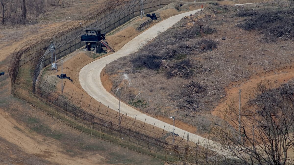 Koreańska strefa zdemilitaryzowana z ogrodzeniami granicznymi 