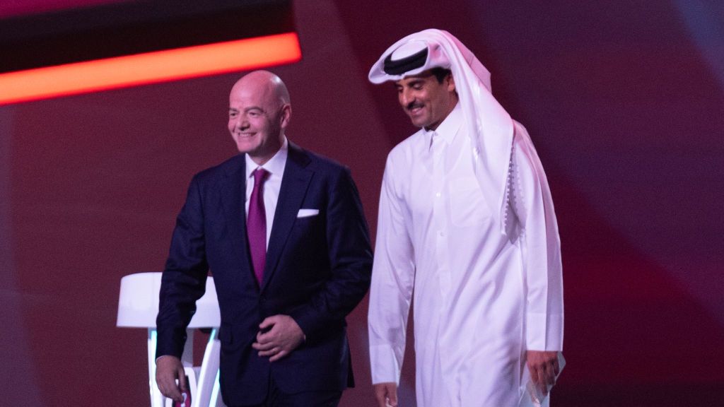 Na zdjęciu szef FIFA Gianni Infantino oraz emir Kataru Tamim ibn Hamad Al Sani