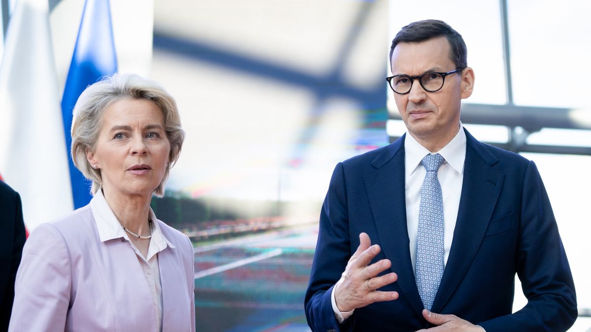 Ursula von der Leyen (z lewej) i Mateusz Morawiecki (z prawej)