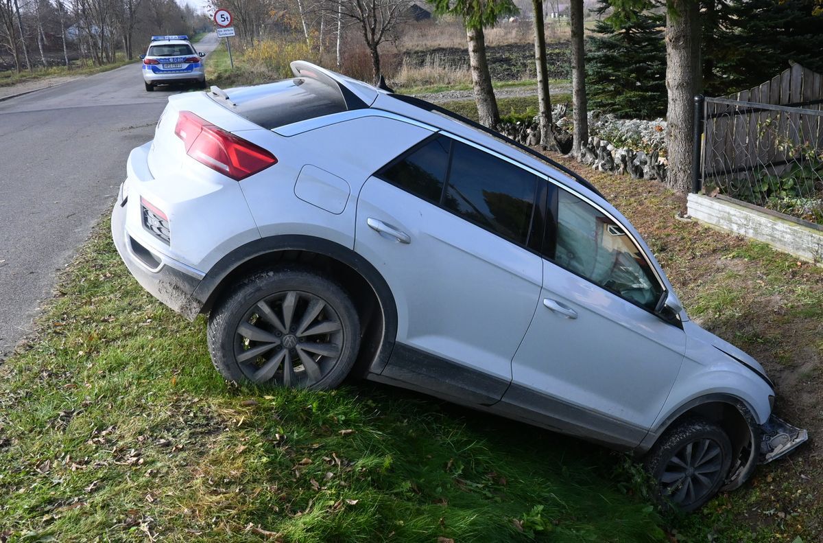 Brzeźno: Samochód wypadł z drogi. Nastolatka w szpitalu