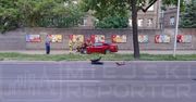 Warszawa: Mustangiem wjechał w dwie osobówki i wpadł na chodnik. Jedna osoba trafiła do szpitala